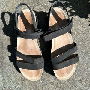 Munro Juniper Black Nubuck Platform Sandals